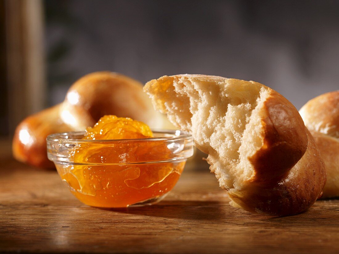 Brioches mit Orangenmarmelade