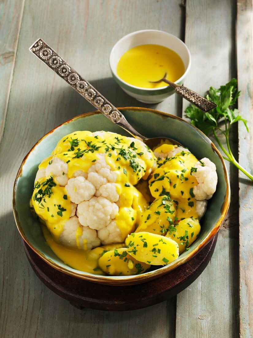 Blumenkohl mit Safran-Käse-Sauce und Pellkartoffeln