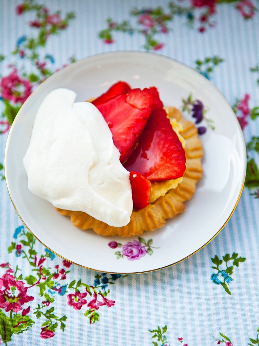 Strawberry shortcake with cream