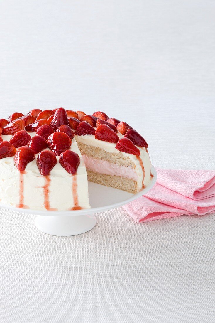 Biskuittorte mit Erdbeermousse und Erdbeeren