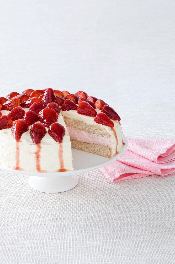 Sponge cake with strawberry mousse and strawberries