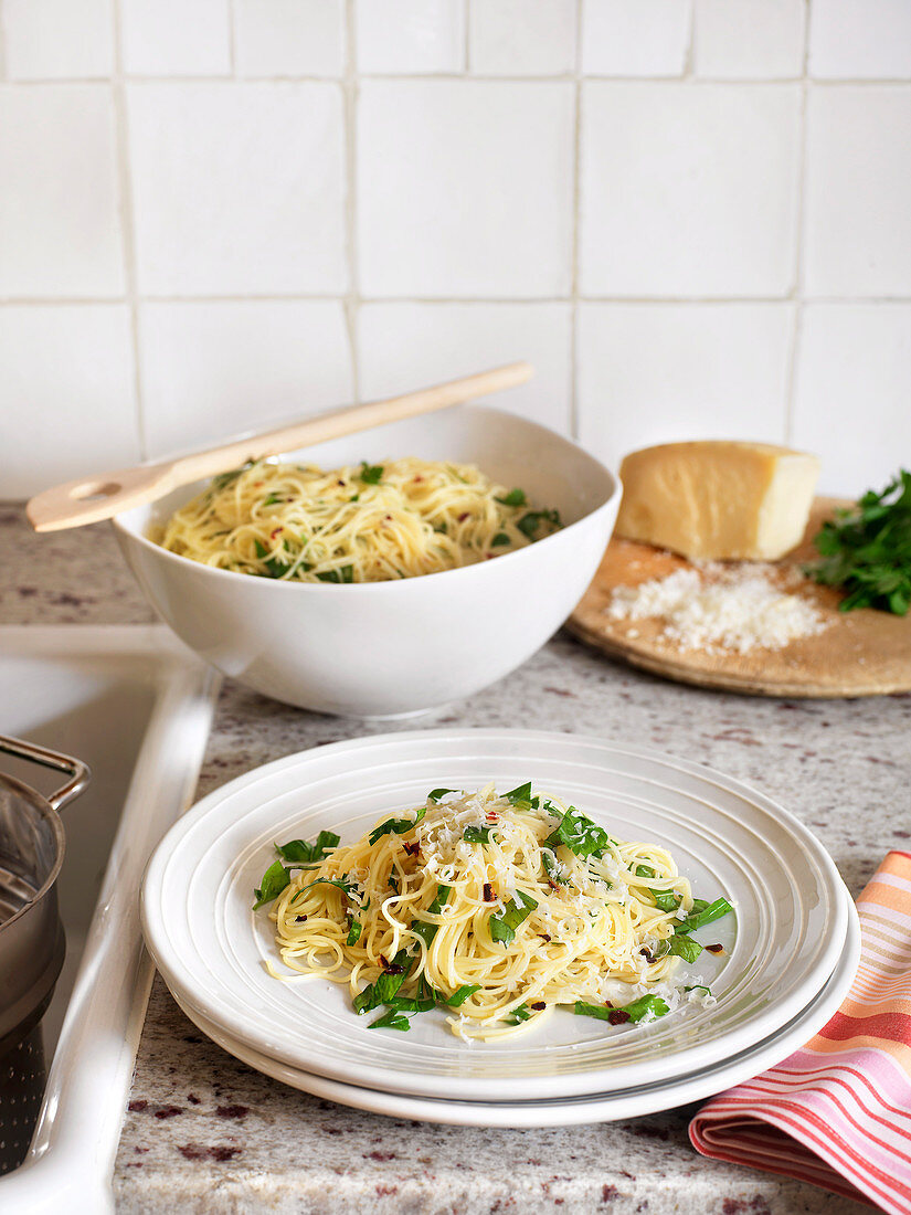 Fadennudeln mit Kräutern & Parmesan