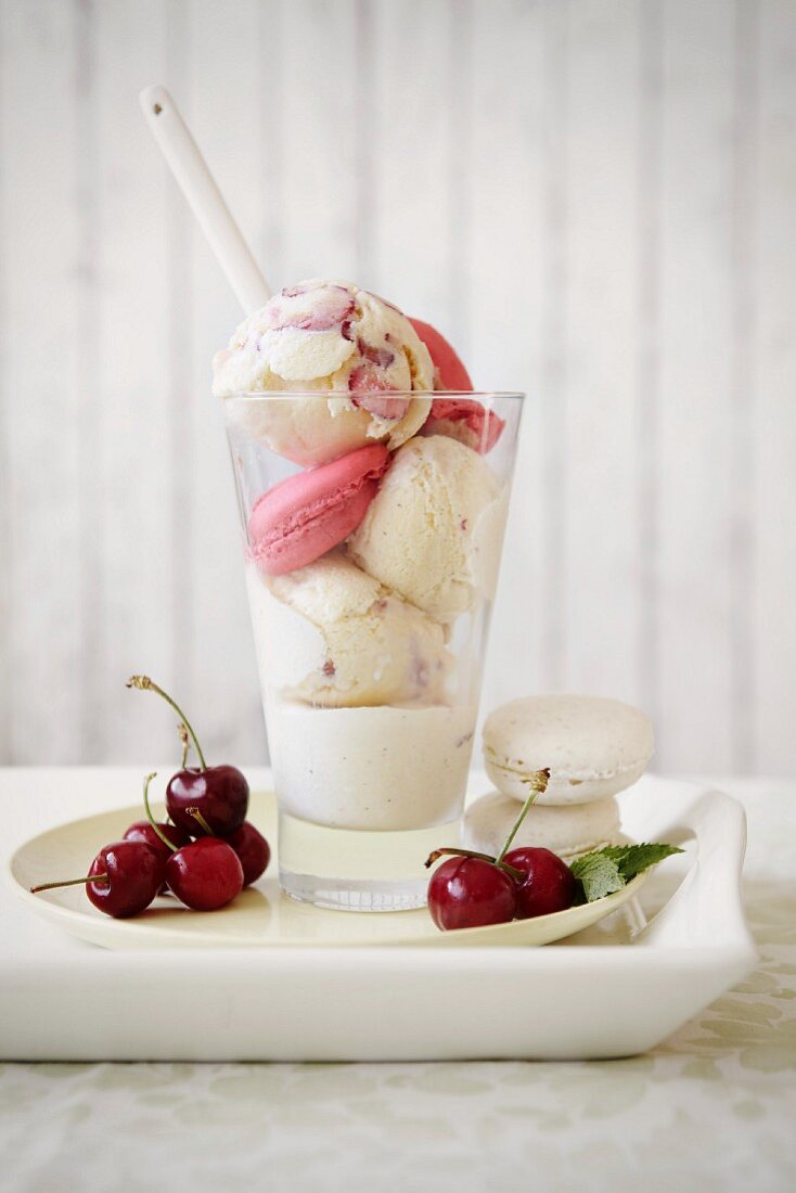 Kirschen-Vanille-Eis mit Macarons und Vanille-Schokoladen-Sauce