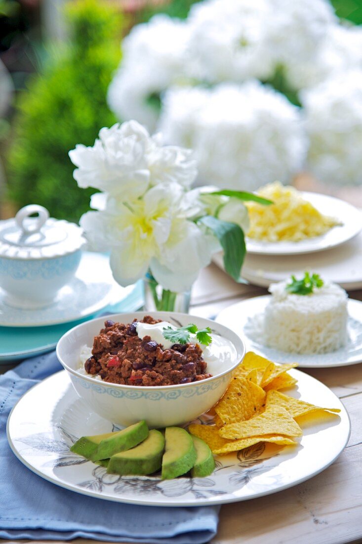 Chili con carne mit Avocado und Tortillachips