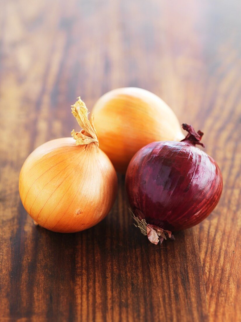 Three onions (brown and red)