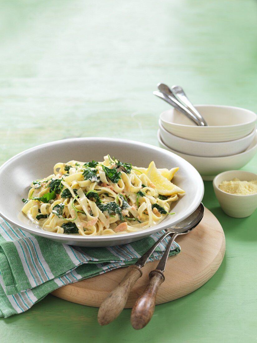 Fettuccine mit Lachs und Grünkohl