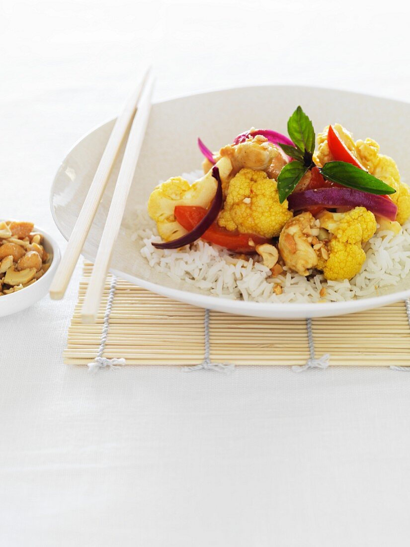 Sate-Hähnchen mit Blumenkohl auf Reis (Asien)