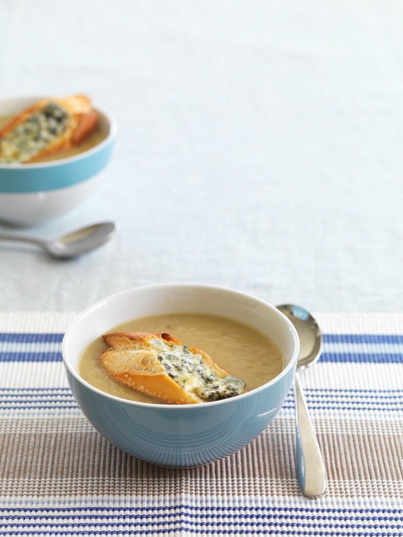 Zwiebelsuppe mit Baguette und Blauschimmelkäse