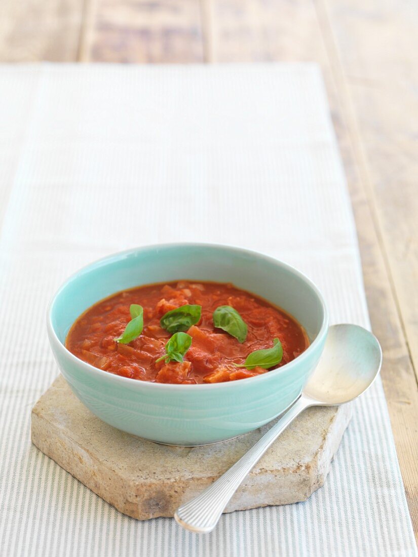 Tomaten-Brot-Suppe mit Basilikum