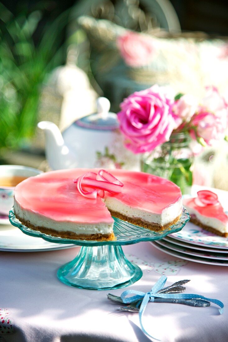 Käsekuchen mit Rhabarber und Ingwer, angeschnitten