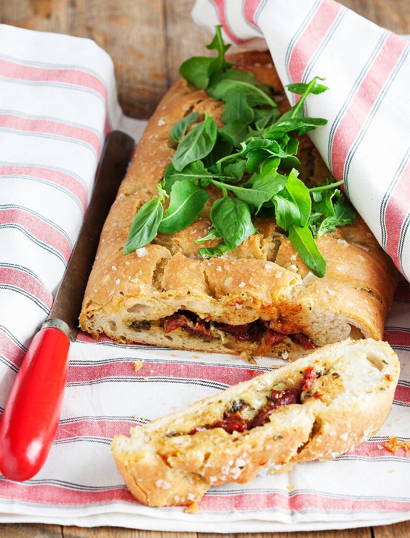 Focaccia gefüllt mit getrockneten Tomaten