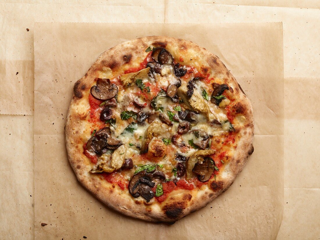 Pizza Vier Jahreszeiten mit Pilzen, Artischocken & Oliven (Aufsicht)