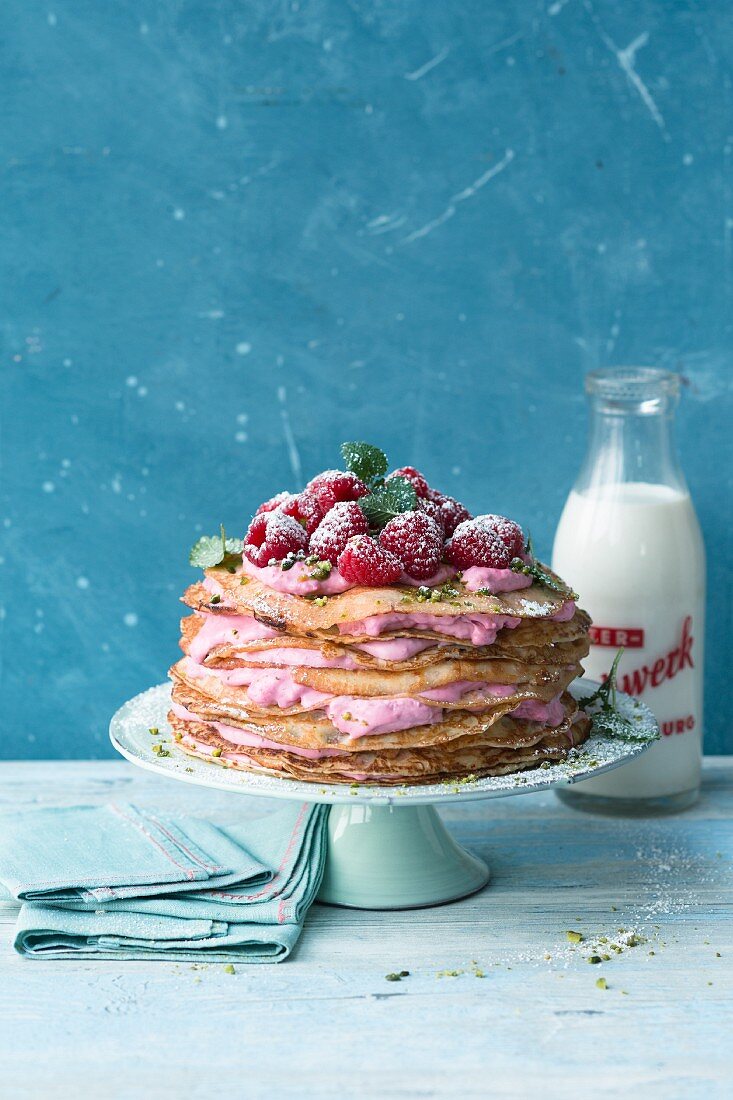 Gestapelte Crepetorte mit Beerencreme