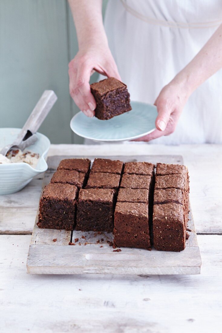 Glutenfreier Schokokuchen mit Bananen und Nüssen