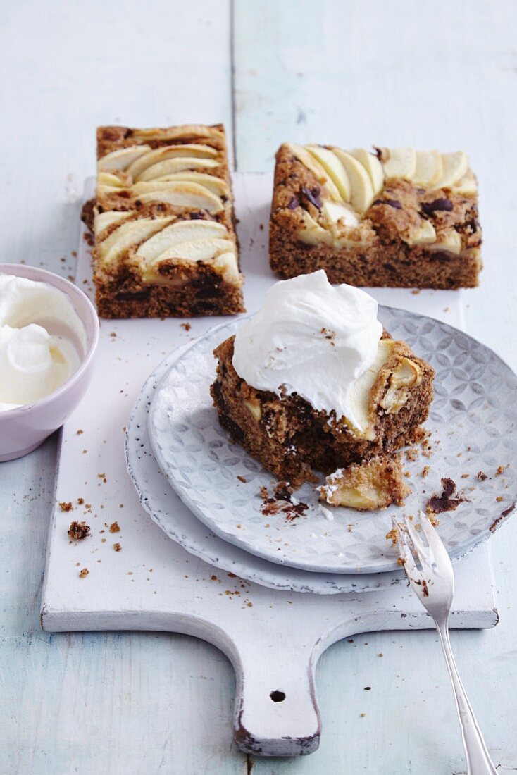 Glutenfreier Apfelsandkuchen mit Schokosplittern & Sahne