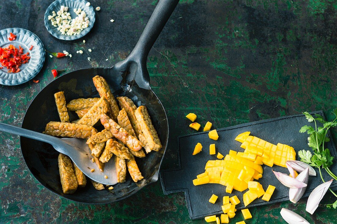 Vegetarisches Tempeh-Gericht aus dem Wok