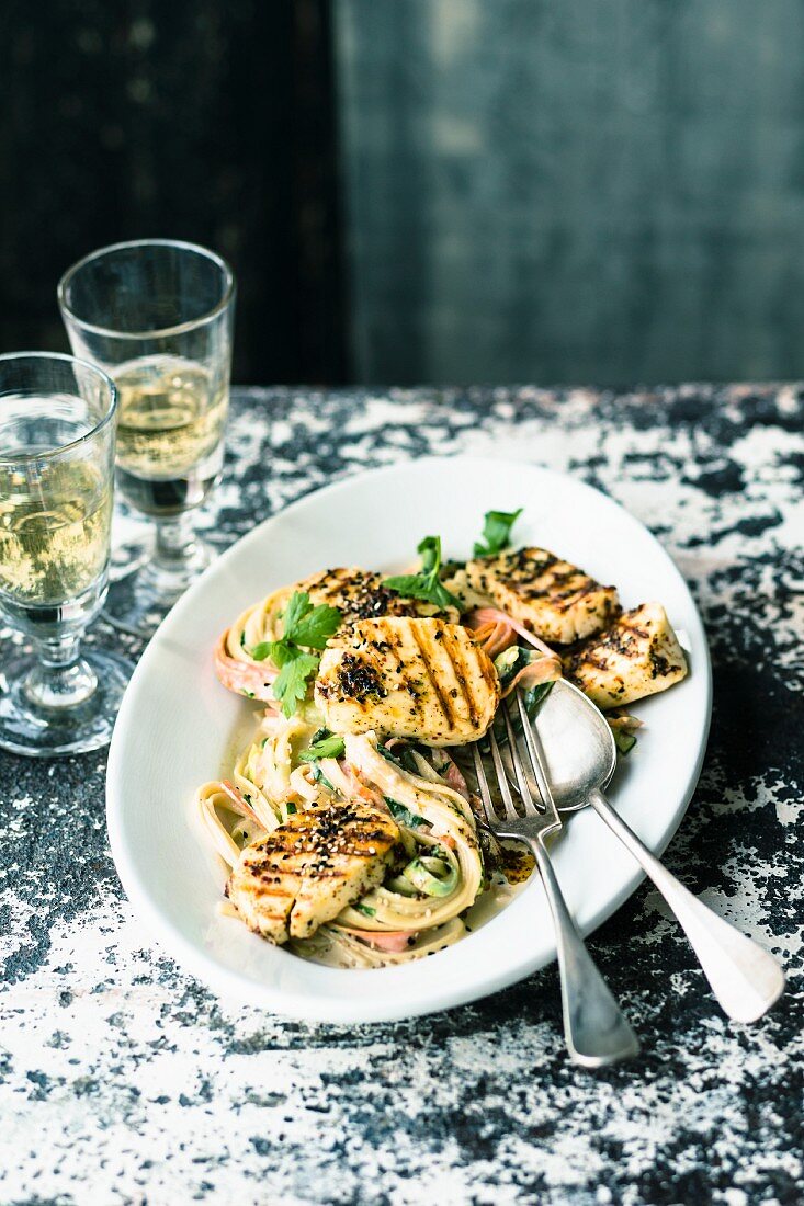 Linguine with vegetables and grilled halloumi cheese