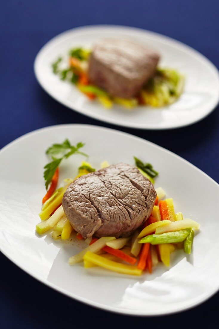Steamed fillet steak with vegetable strips and horseradish sauce