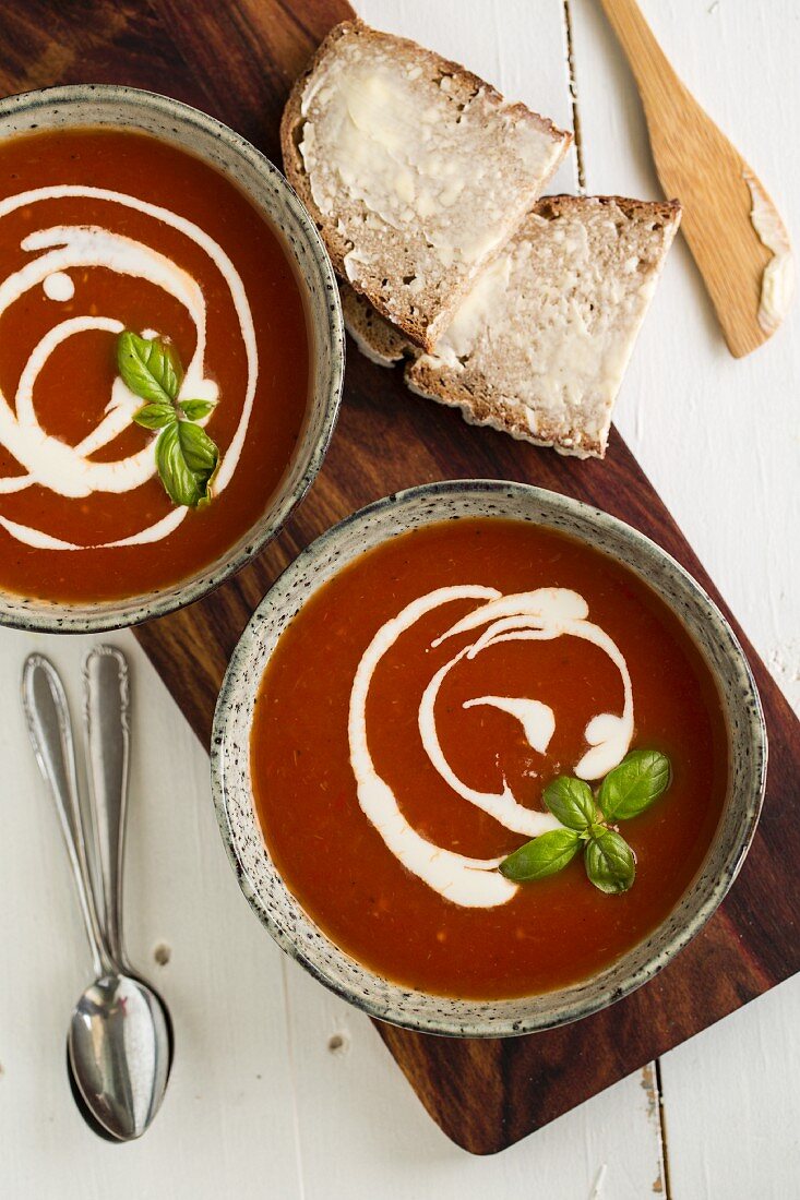 Tomatensuppe mit Sherry, Creme fraiche und Basilikum