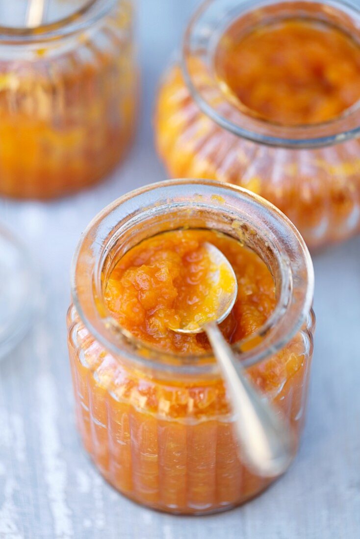 Kürbis-Orangen-Marmelade im Glas
