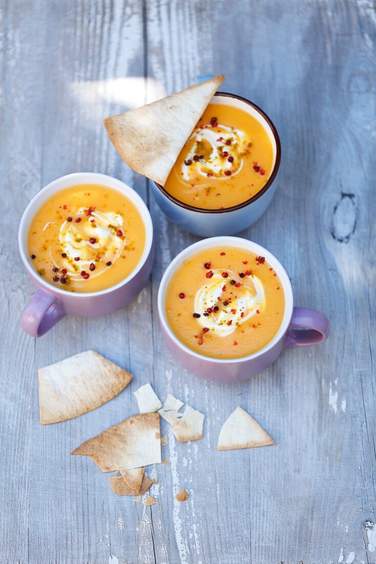 Kürbiscremesuppe mit Curry und Tortillachips