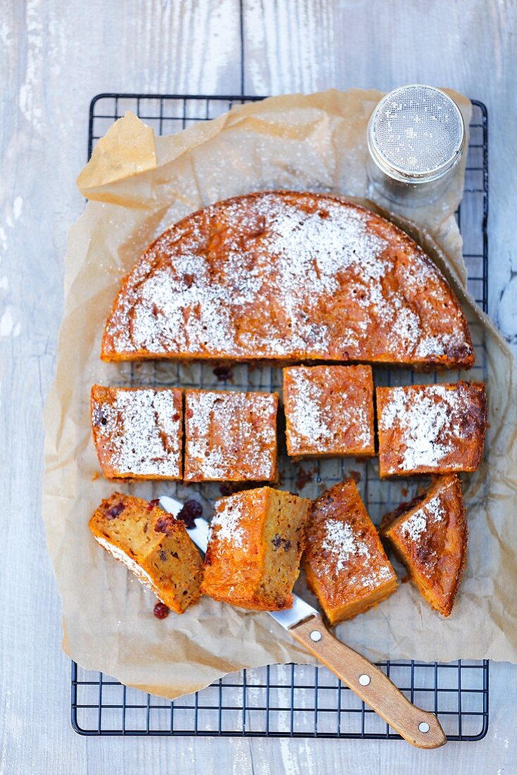 Kürbiskuchen mit Cranberries und Puderzucker (Draufsicht)