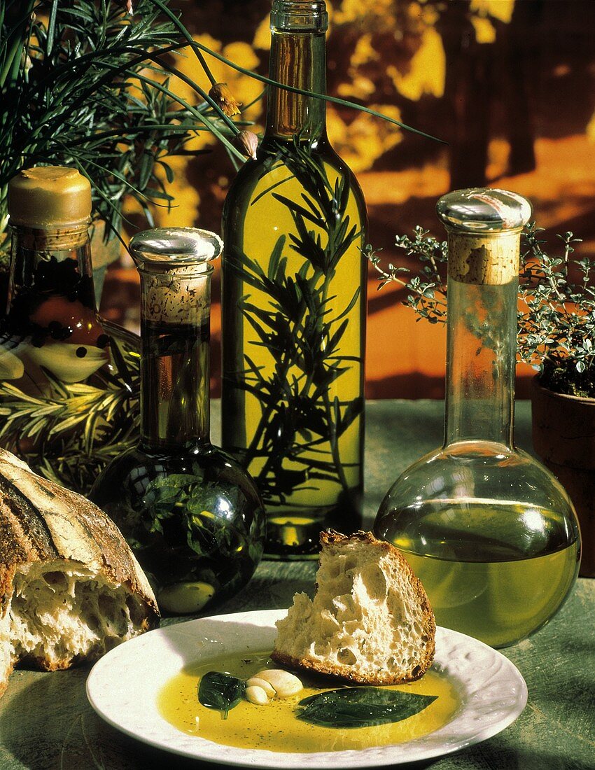 Olivenölstilleben im Freien mit verschiedenen Flaschen