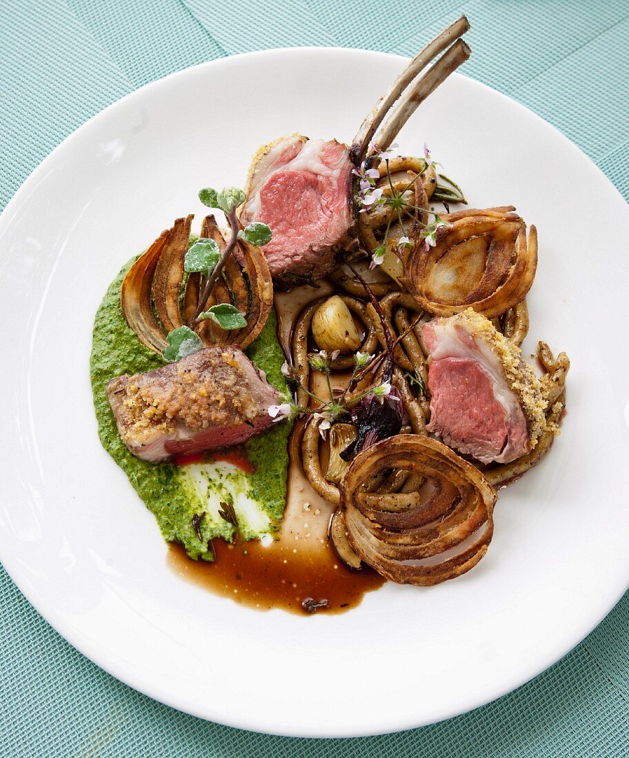 Mariniertes Lammfleisch mit Knoblauch-Spinat-Püree und Wildrosmarin-Kartoffelnudeln