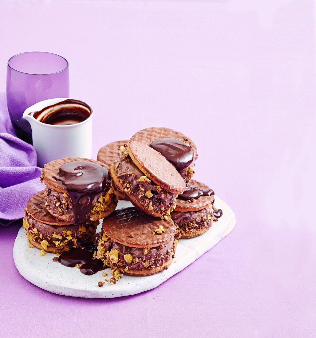 Schokoladeneis-Sandwiches mit Crunchy und Schokoladensauce