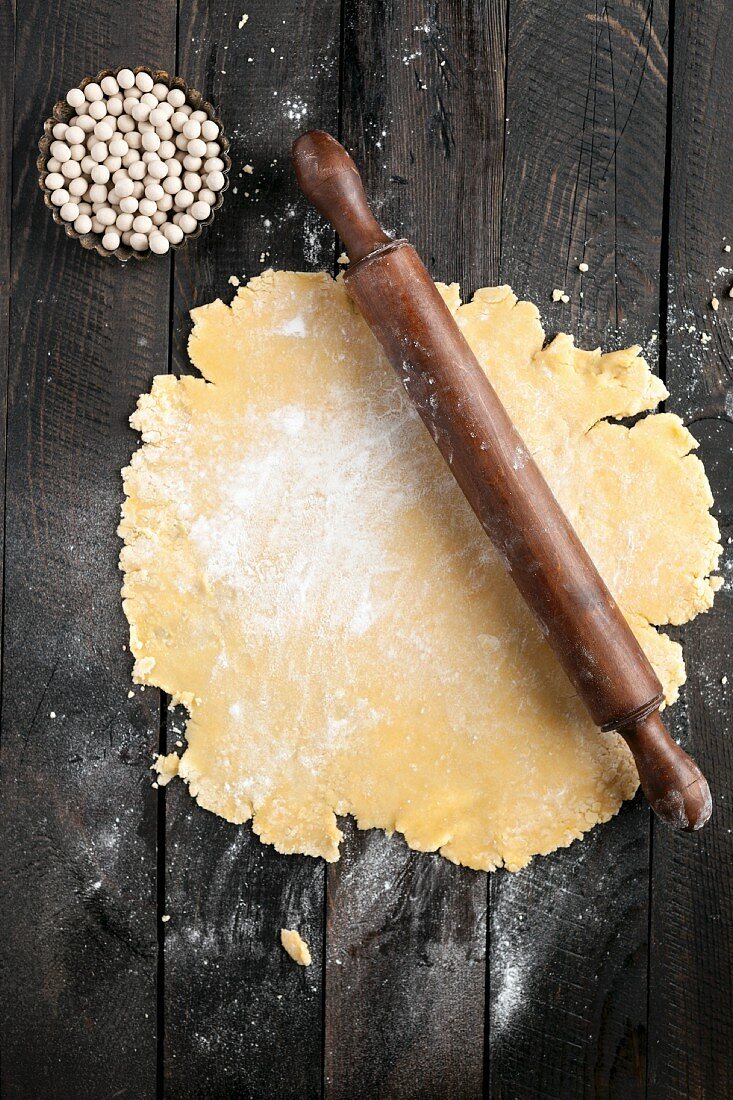 Rolled-out shortcrust pastry with a rolling pin