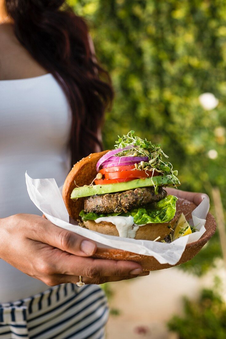 Veganer Burger mit Cashew-Mayo und Sprossen