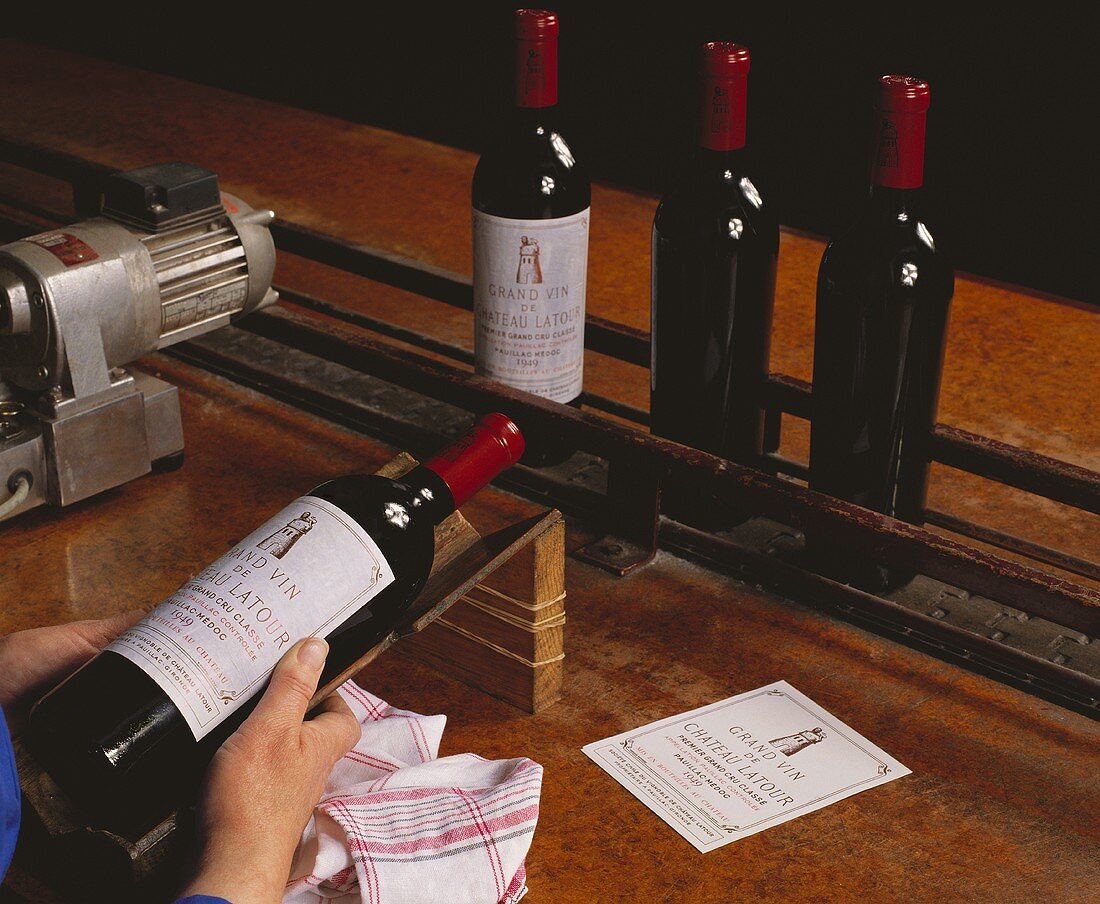 Etikettieren von 1949er Wein im Château Latour, Medoc, France