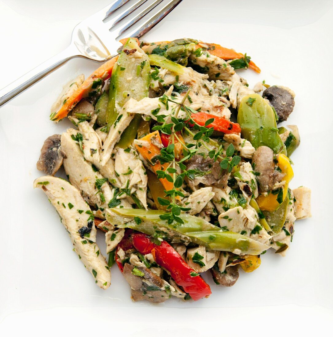 Chicken curry salad with peppers and mushrooms