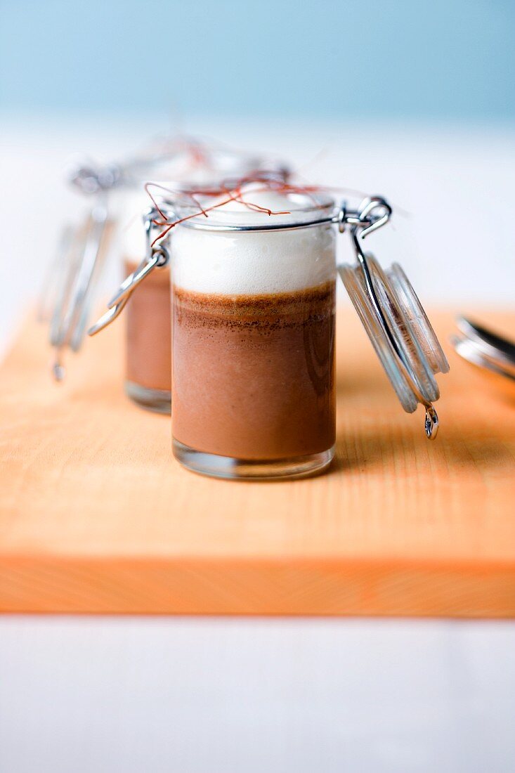 Grand Cru-Schokoladenpudding mit Sauerrahm-Chili-Schaum im Glas