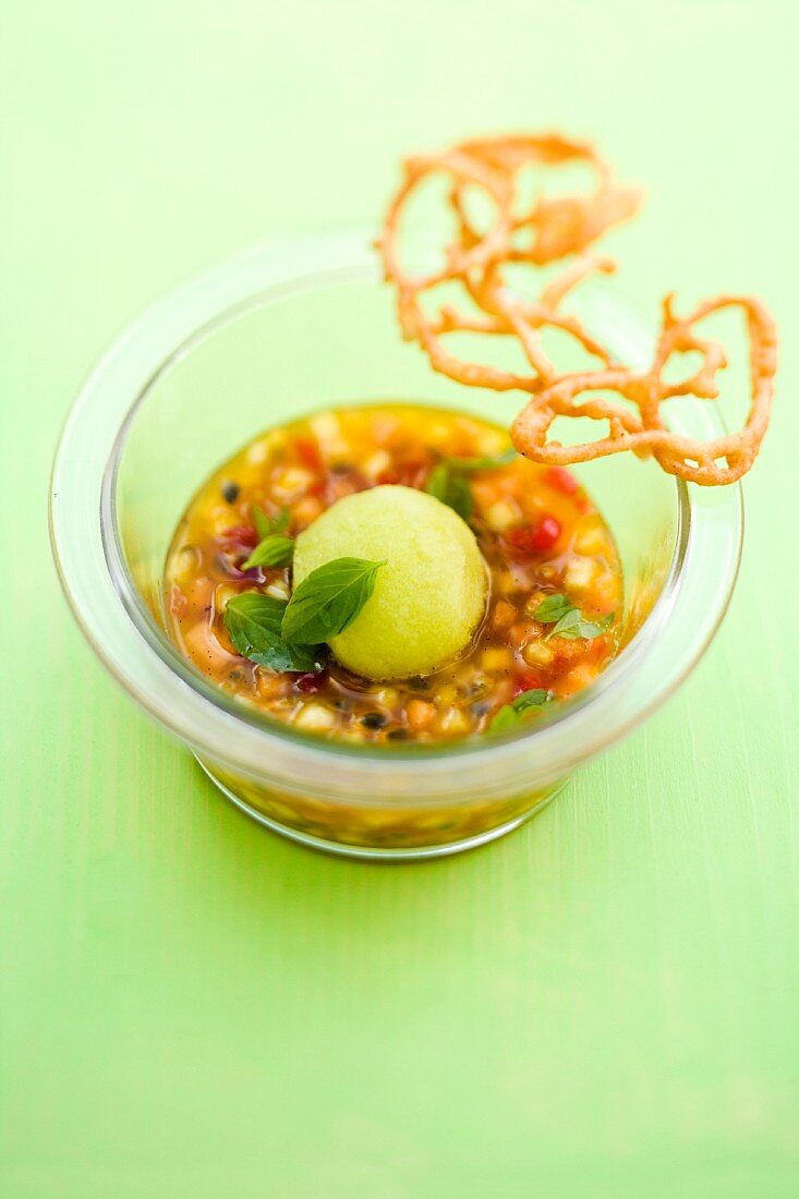 Sommerfrucht-Minestrone mit Basilikum-Melonen-Sorbet und Knusper-Vanillefritter im Glas