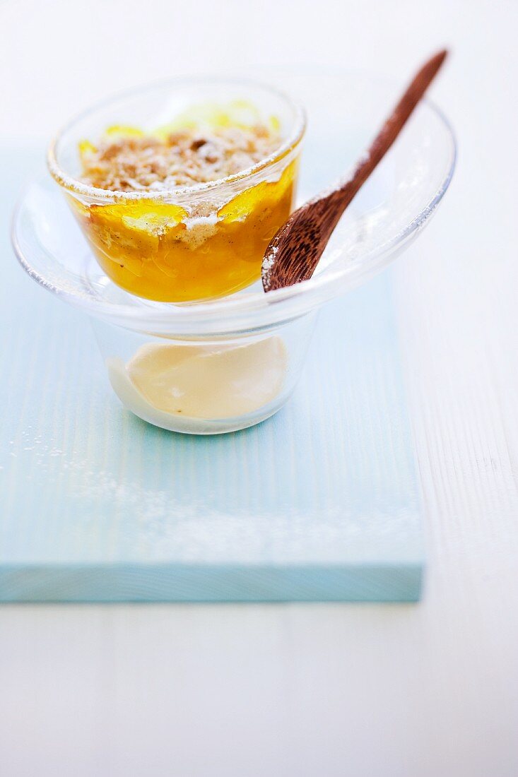 Ananas-Safran-Crumble mit Salzbutter-Karamelleis im Glas