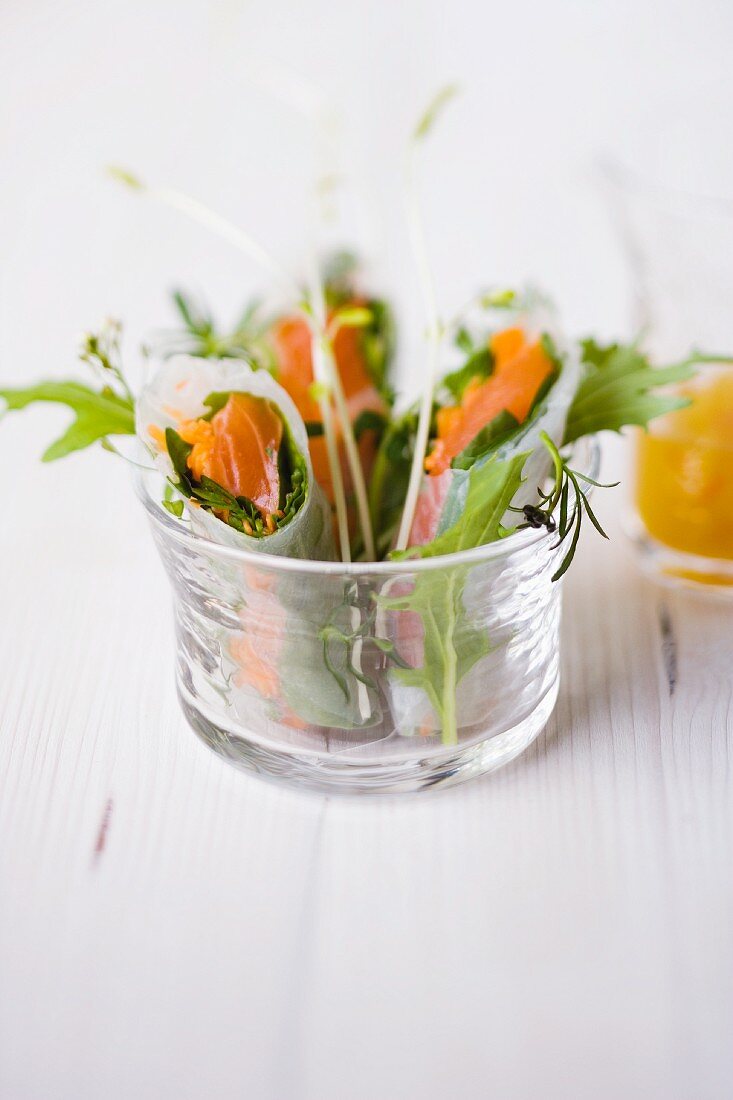 Orangenblütengebeizter Lachs mit Kartoffelpickles im Reisblatt