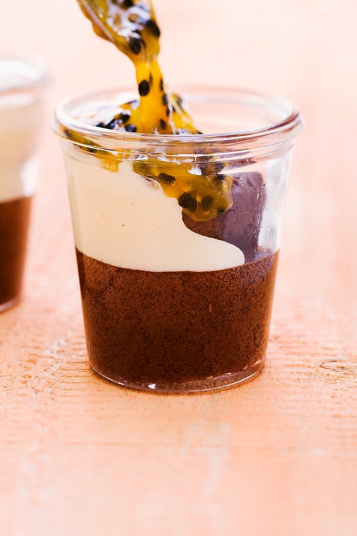 Gebackene heiße Schokolade mit Koriander und Passionsfrucht- Mascarpone im Glas
