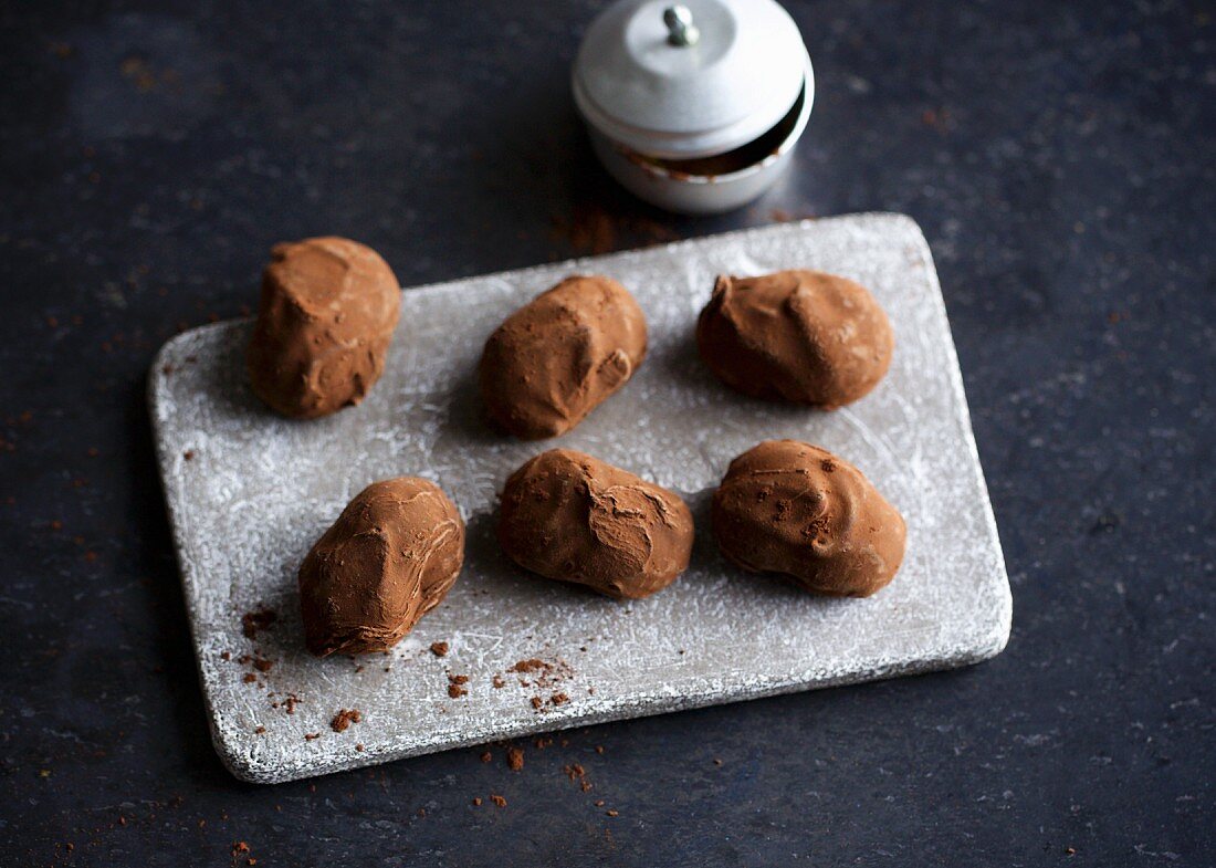 Nutmeg truffles with cocoa