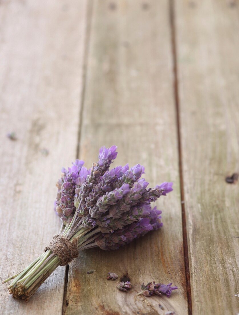 Lavendelstrauss auf Holzuntergrund