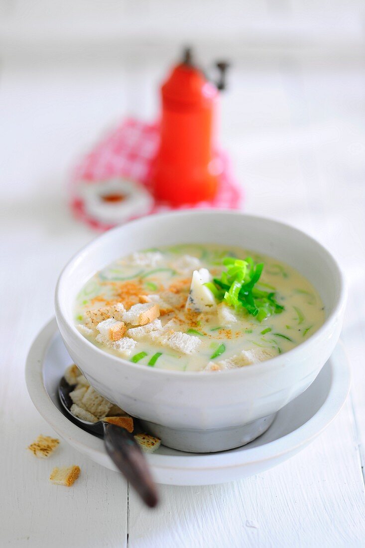 Käsesuppe mit Croûtons