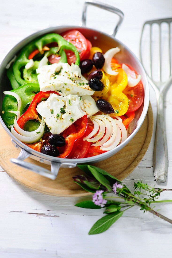 Gemüsesalat mit Schafskäse