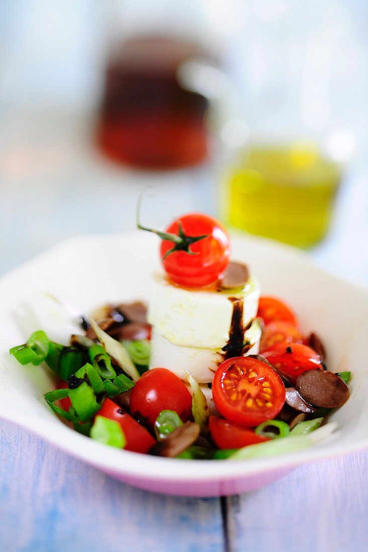 Summer salad with tomatoes and Brie