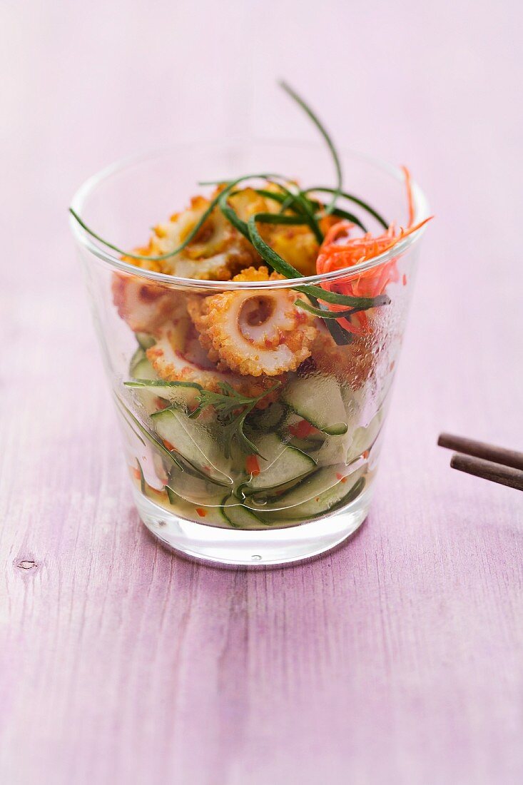 Chiligebackener Tintenfisch mit Limetten-Gurken-Salat im Glas