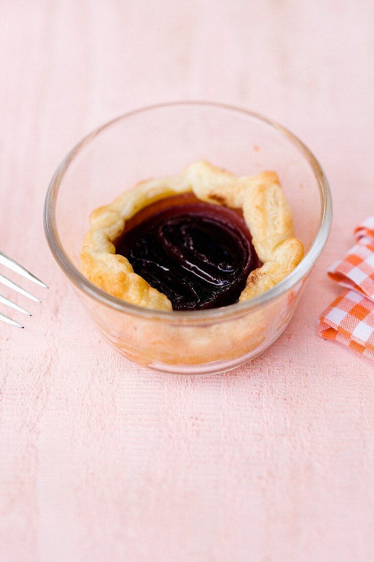 Rote-Zwiebel-Tarte-Tartin mit Portwein-Zimt-Karamell im Glas