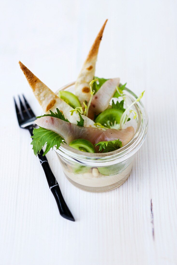 Süßholzgeräucherter Schwertfisch mit Hummus, grünen Tomaten und knusprigem Fladenbrot im Glas
