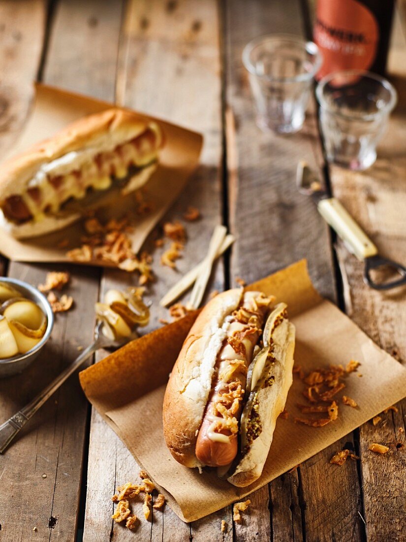 Hot Dog mit Chilli-Cheddar-Sauce