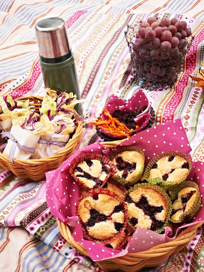 Wraps, Brombeermuffins, Gemüsechips und Trauben fürs Herbstpicknick
