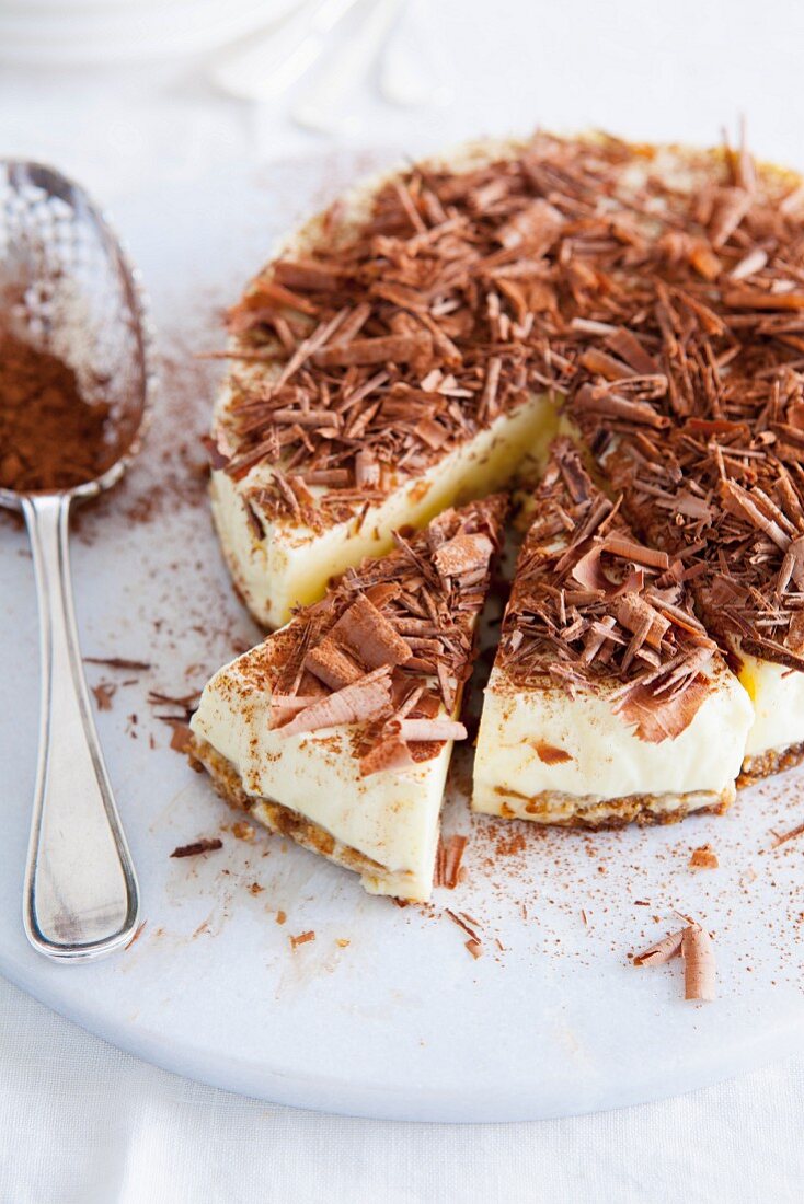 Tiramisutorte mit Schokospänen, angeschnitten