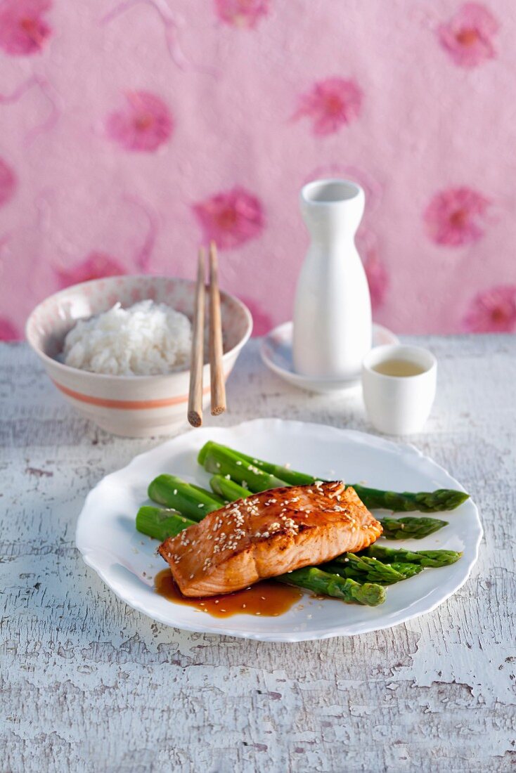 Lachs-Teriyaki mit grünem Spargel, Sesam … – Bilder kaufen – 11422207 ...